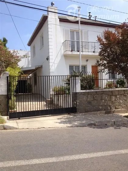 Casa En Venta De 5 Dorm. En Quilpué
