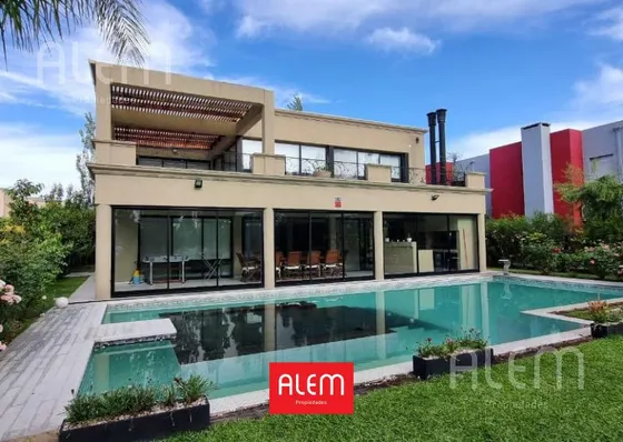 Casa De 3 Dormitorios En Venta En Lagos De San Eliseo