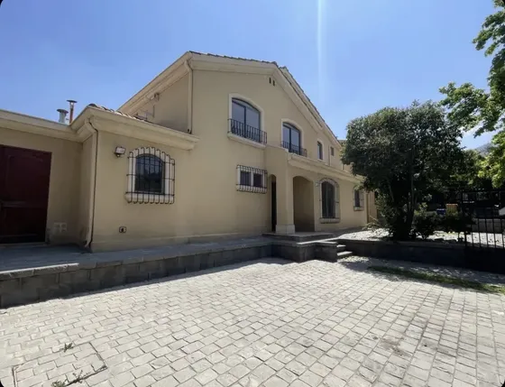 Gran Casa Condominio 5 Dormitorios, Huinganal, Lo Barnechea.