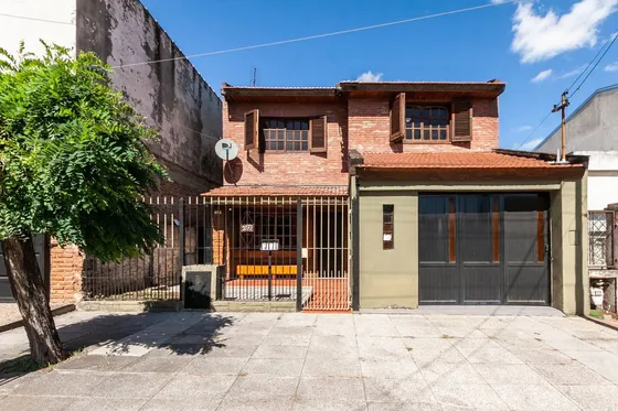 En Venta Casa De 5 Ambientes En Luis Guillon 