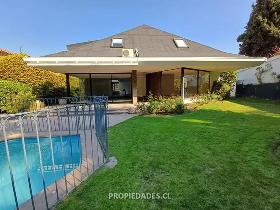 Casa En Venta De 5 Dormitorios En Santa María De Manquehue