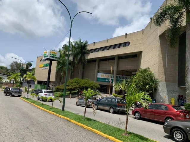 Venta De Local Comercial Tipo Carreta De 3 Mts2, Dedicado A La Venta De Arreglos Florales, Regalos, Bisuterias Y Detalles Con Amplia Clientela Ubicado En El Centro Comercial La Colina.