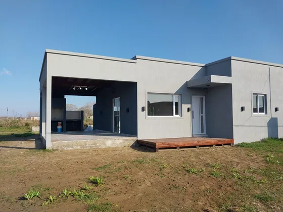 Casa En Venta - 2 Dormitorios 1 Baño - 87mts2 - Mar Del Tuyu