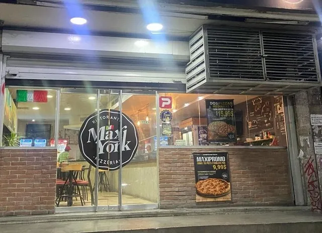 En Venta Fondo De Comercio Restaurante De Pizza, Ubicado En La Urb Los Ruices.  Cuenta Con Un Local Comercial De 119,90 Mts 2 A Orilla De Calle Con Mucha Afluencia Peatonal Em