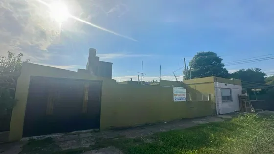 Casa En Venta Con 3 Locales En Berazategui. Ideal Para Inversión