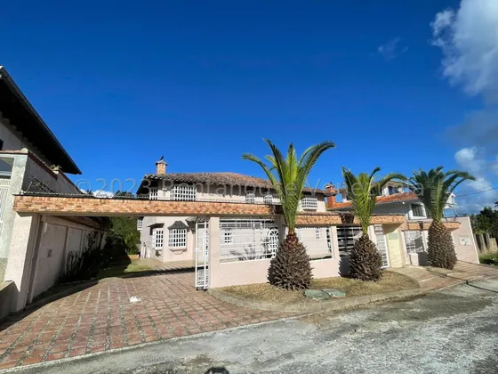 Oportunidad Única: Hermosa Casa Bifamiliar En La Urbanización Club De Campo.   Mo 25-13193