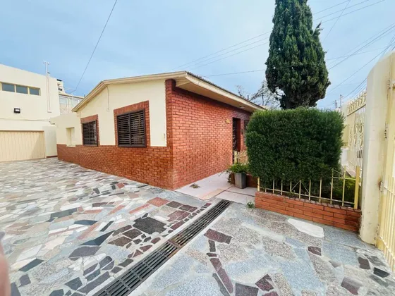 Casa En Esquina 2 Dormitorios Barrio Pueyrredon.