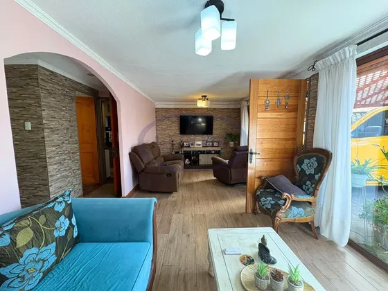 Casa En Venta  A Pasos De Metro Las Torres Peñalolén