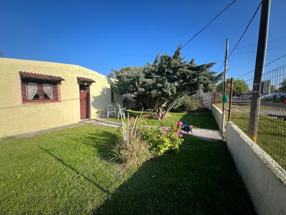 Venta Potencial En Inversión: Casa + Monoambiente Y Terreno Amplio Con Jardín En 18 De Mayo, Cerca De Av. Borrazas, Las Piedras.