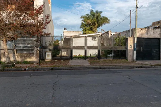 76 Entre 30 Y 31 La Plata - Casa De Un Dormitorio Mas Escritorio En Venta