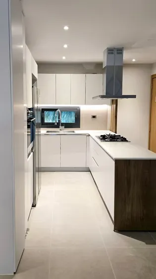 Moderno Apartamento De 3 Habitaciones En Los Corales, Bávaro  Terraza Con Picuzzi Y Vista A La Piscina, A Solo 3 Minutos De La Playa