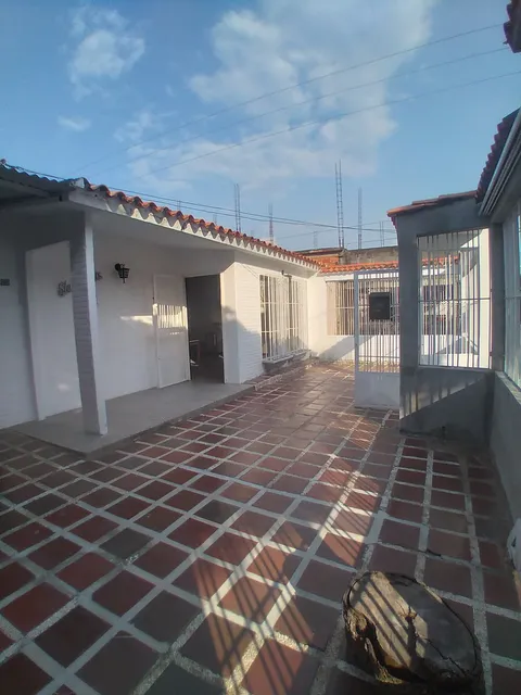 Se Vende Casa 200m2 3h/2b/2p Lecumberry Cúa 0799