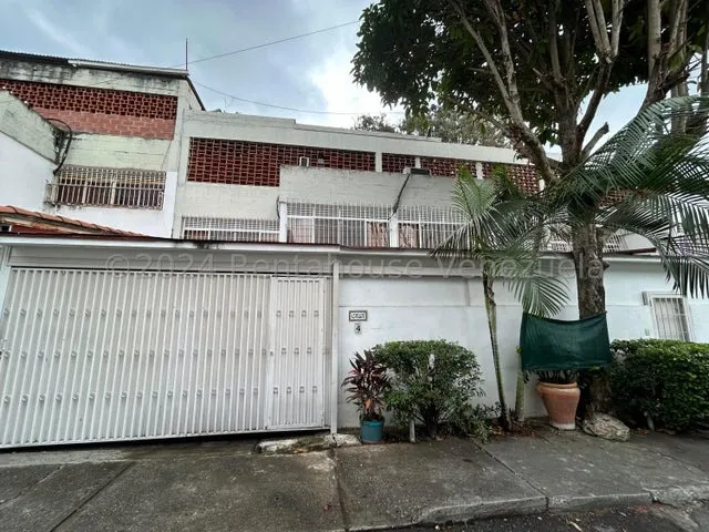 Casa Tipo Townhouse Remodelada Hace 11 Años En Calle Cerrada  Los Chorros  Nb 5-10275