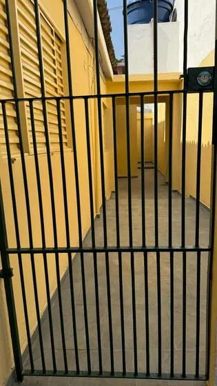 Aluga-se Casa Com 2 Quartos E Amplo Quintal