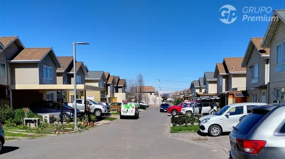 Casa En Condominio Con 262 M2 De Terreno Y 92 M2 Útiles. 