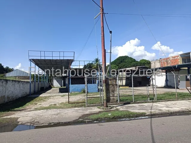 Amplio Local De 1196 M² Ubicado En El Centro De La Ciudad De Guacara Con Fácil Acceso A Vías Principales]. Perfecto Para Talleres Mecánicos, Autolavados, Talleres De Refrigeración, Almacenaje 
