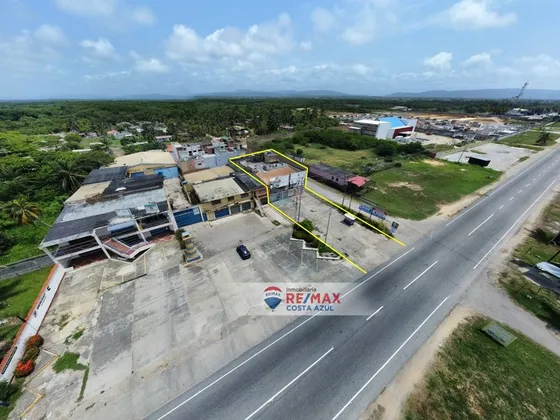 Venta De 374m2 De Terreno Y Construcción Comercial De 646m2 A Orilla De Carretera Km 60 De Tucacas 