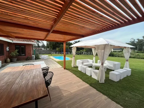 Casa En Venta De 4 Dormitorios En Marly, Punta Del Este.