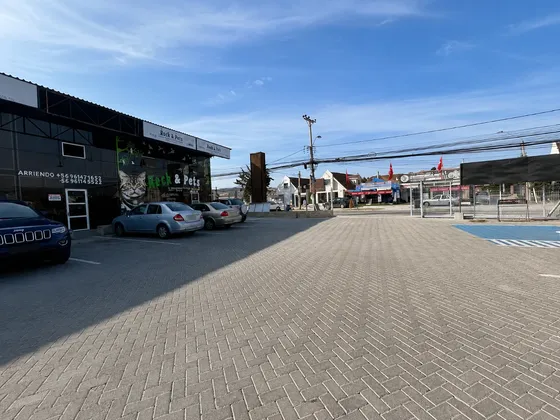 Excelente Local Comercial De 1 Nivel En Strip Center Co