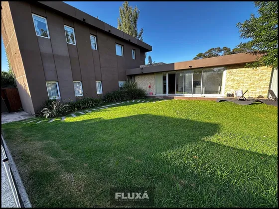 Imponente Casa De 5 Ambientes Zona Acantilados