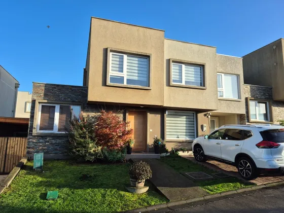Vende Casa 3 Dormitorios Y 3 Baños En Condominio 