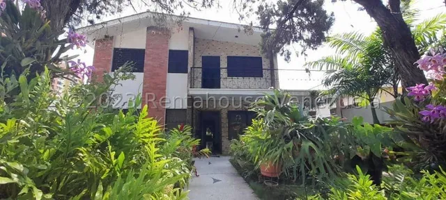 Mayra Lara Rah Vende Amplia Y Muy Conservada Casa En La Av Rotaria De Barquisimeto, 6 Habitaciones, 3 Baños, Hermoso Jardín, Amplio Patio Con Arboles Frutales, Cercano A Comercios Y Av Principales