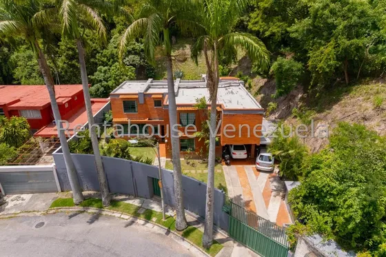 El Jardín Con Piscina Que Tus Hijos Merecen. Esta Espléndida Casa En Esquina Destaca Por Su Impecable Mantenimiento, Terraza Techada Y Biblioteca Privada. Invierte Hoy En Tu Paz Familiar. En Caurimare