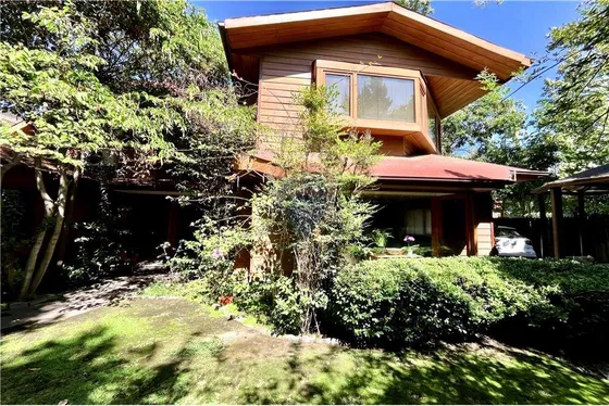 Casa Con Espacio Comercial En Venta