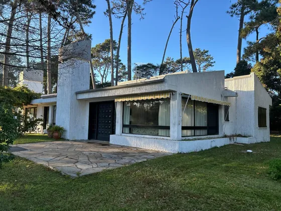 Casa En Punta Del Este. Zona Comercial, Colegios