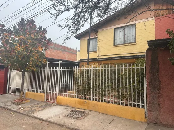 Hermosa Vivienda De Dos Pisos, Excelente Estado Y Ubicación