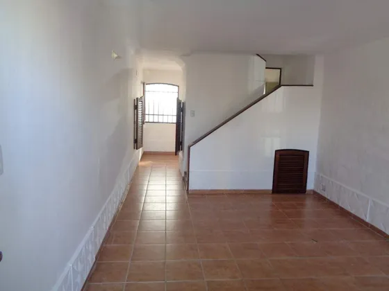 Barrio Villa Cabrera - Casa De 2 Dormitorios, Amplia Y Luminosa Con Cochera Cubierta, Cocina Separada Y Patio Con Asador