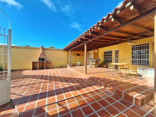 Casa En Venta En La Mantuana Turmero En Callé Cerrada Con Agua Constante Seguridad Excelente Estado Nela 24-15879