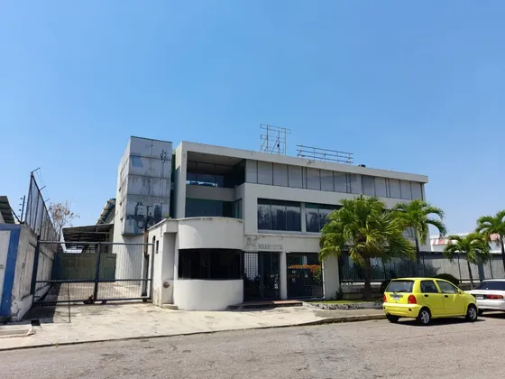 Edificio Comercial Con Galpon En Zona Ind. Castillito, San Diego.