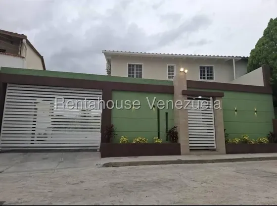 Espectacular Casa Con Jardin Y Parque Infantil En Venta. Urb. Paso Real.