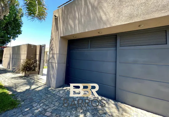 Venta Casa Castelar 7 Ambientes Pileta Parrilla