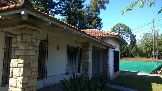 Casa En Venta - 3 Dormitorios 2 Baños - 916mts2 - Garín