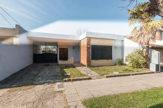 Casa 4 Amb A La Venta 311m2 Pileta/quincho/cochera