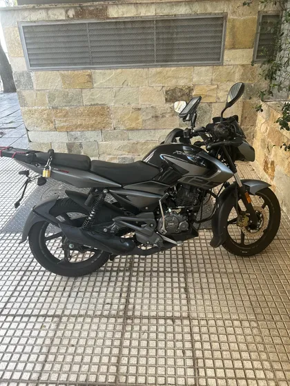 Bajaj Rouser 125 + Dos Cascos
