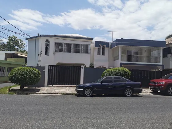 Casa En Alquiler En Evaristo Morales, Santo Domingo Centro 