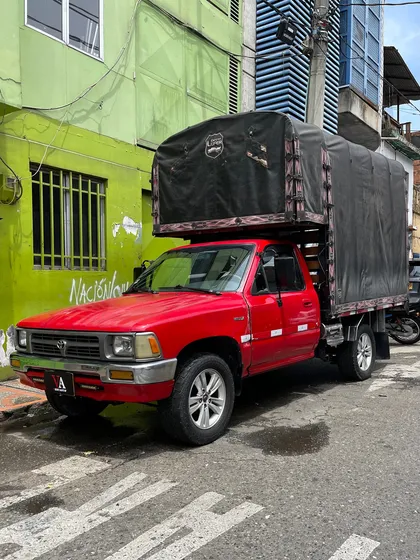 Toyota Hilux 2.4 Estacas 4x2