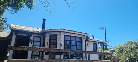 Casa En Venta Con Orilla A Mar De 3 Dorm. En Quellón