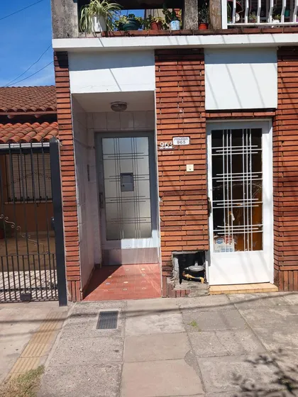 Departamento Ph  Muy Luminoso 3 Ambiente !! En Planta Baja Con 2 Patios 1 Con Lavadero,cocina Y Living Separado ,baño Completo Y 2 Habitaciones ,a Media Cuadra De Diaz Velez ... Sin Expensas  .