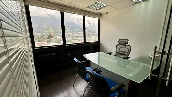 En Venta Oficina Actualizada Y Equipada En Los Dos Caminos, Sobre La Rómulo Gallegos. Cerca Del Cc Millenium Mall Mr