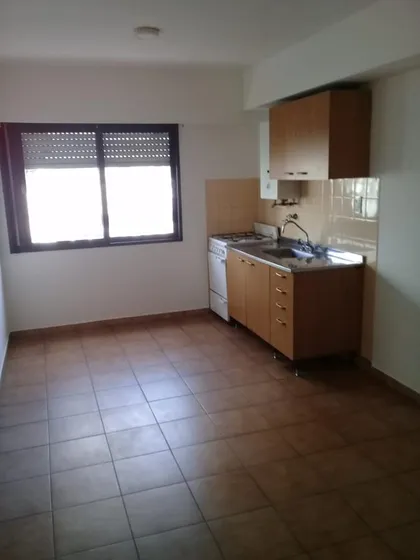 Dpto En Alquiler - 1 Dorm. Al Frente - 1er Piso Por Escaleras - Pueyrredón A 500
