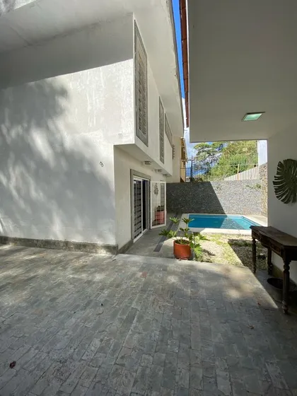Venta Casa En Los Naranjos Urb. Los Pomelos De 275mts. Totalmente Remodelada.