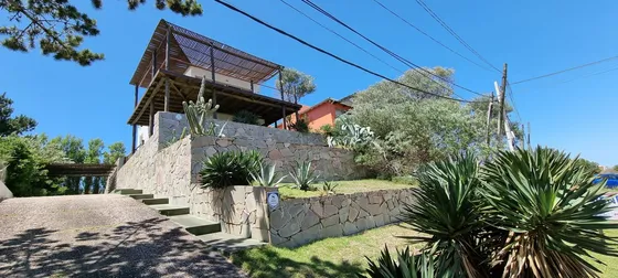 Venta Casa 4 Dormitorios Con Piscina  Y Gran Fondo En Solanas