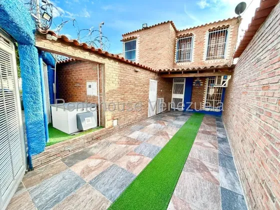 Venta De Bella Y Amplia Casa Amoblada En Zona Este De Barquisimeto - El Parral, Con Planta Eléctrica, Tanque Subterraneo, Patio, Áreas Verdes, Oportunidad De Invertir. Edel Vargas / Renta House