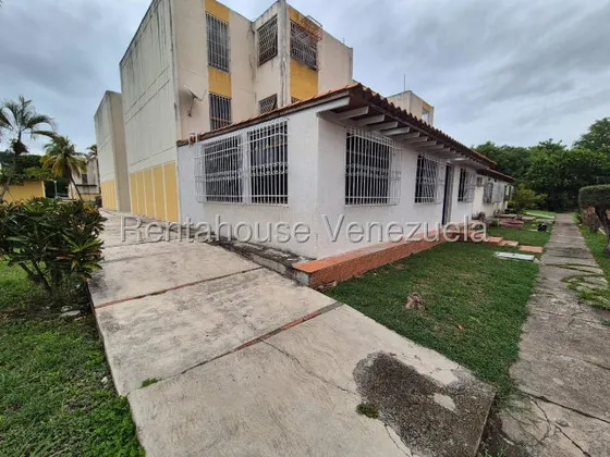 Maritza Lucena Vende  Este Hermoso Apartamento Al Este De Barquisimeto, Ideal Para Toda La Familia, Combina Comodidad Con Tranquilidad, Amplias Habitaciones, Cocina Remodelada, Vigilancia Privada 24/7