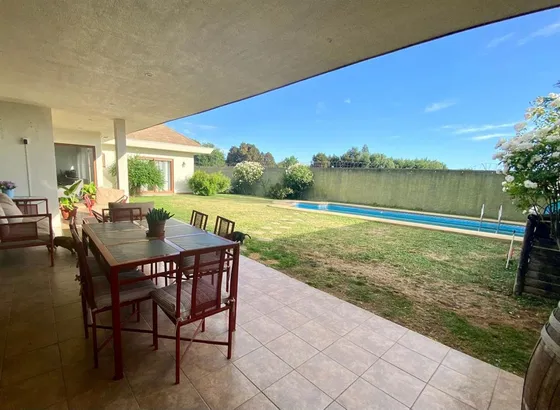 Casa En Venta Jardín Del Este C/ Piscinde 5 Dorm. En Chillán