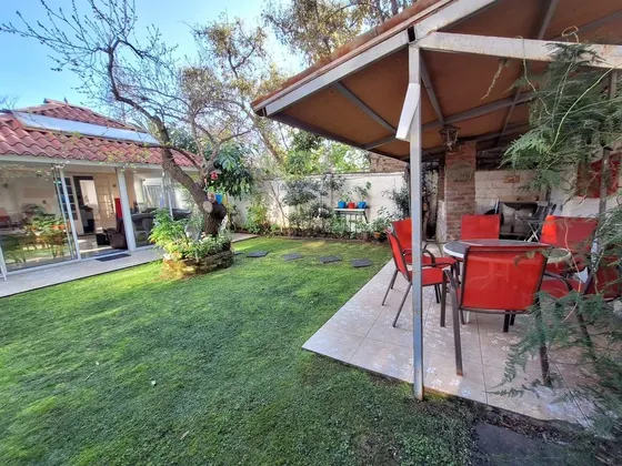 Casa En Venta De 4 Dorm. En Ñuñoa